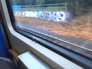 Meine Freundin macht ihren ersten Spermawalk_mitten im Zug
