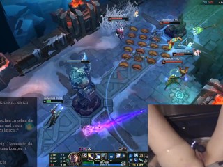 Girl_plays League of Legends with Vibrator slowly massaging herclit