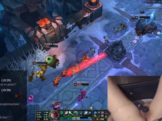 Gamer Girl orgasms_while playing_League of Legends