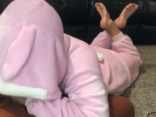 Bunny girl gives foot pose_blowjob
