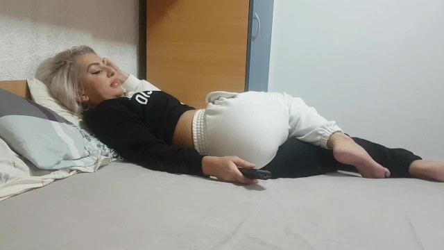내 방에오고 ... 무슨 일이 일어나는지 시청해라.