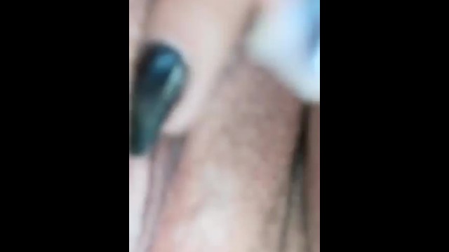 Mujer sexy se masturba en el baño público! 3