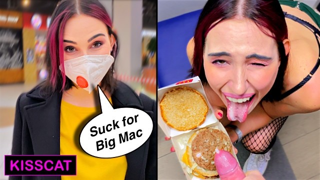 Studentka vykouří přítele v převlékací kabince a ochutí si burger jeho semenem (KissCat Public)