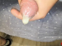 Играю с членом в презервативе. Много спермы. Playing with a cock in a condom. A lot of sperm.