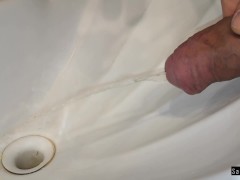 Guy solo pissing in the sink. Писаю в раковину