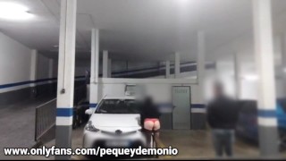 CONOZCO A UNA CHICA EXHIBICIONISTA, ME PROVOCA POR LA CALLE Y ACABAMOS FOLLANDO EN EL PARKING.