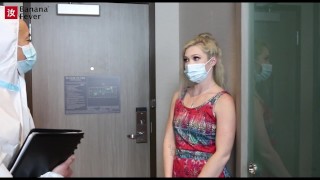 Gyönyörű testű szőke szopja a kínai orvost