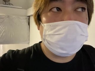 成田空港のターミナル内を歩く男