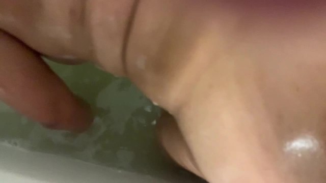 BIG TITTES SLUT GF FINGERED WHILE TAKING A BATH