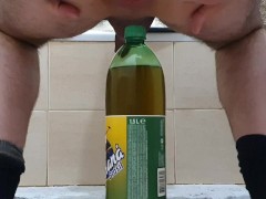 Guy fucks his ass with a 1.5L bottle