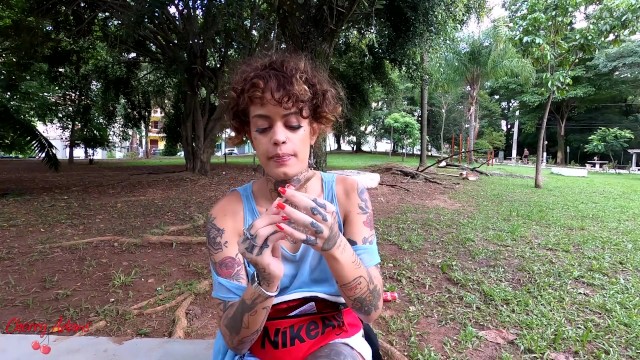 Fiz sexo com a gostosa que conheci no parque, nós fumamos maconha e Gozei na buceta dela!!