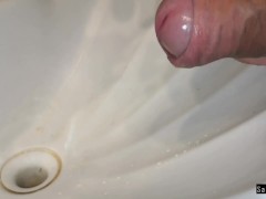 Guy solo pissing in the sink. Писаю в раковину.