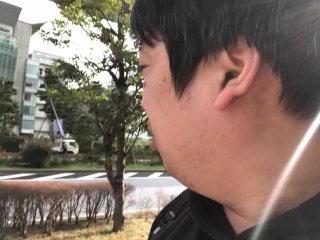 東京湾岸警察署の近くを散歩する男