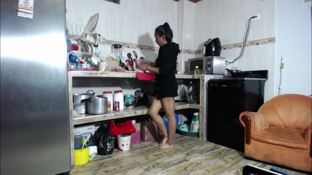 Dos lesbianas muy calientes dejan de cocinar para comerse sus coños entre ellas. Teen 18