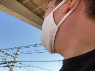 五反野駅で電車を見送る男