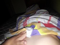 Hombre se despierta en la mañana y se masturba en su habitacion mientras esta su familiaGIME MUCHO