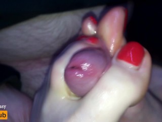 La mia ragazza mi sega con i suoi morbidi_piedi con sborrata abbondantetra le dita