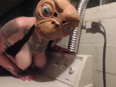 ET DISCOVERS DRYER AND HUMPS IT