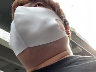コンビニでデザートを買いに行く様子