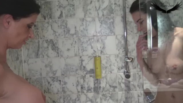 Meine Stiefmutter Dacada bringt mich in der dusche zum Orgasmus