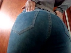 Mis jeans en mi culo son tan buenos para tus azotes