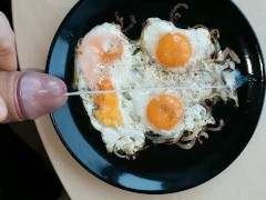 Kozzy makes breakfast and cumming on food