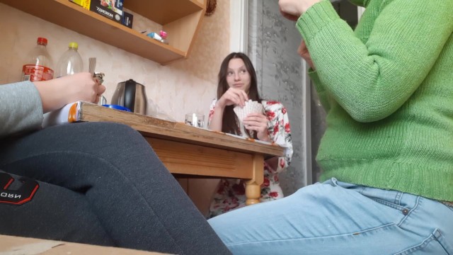 Игра в карты на раздевание с русскими пошлыми разговорами закончилась. - lesbian_illusion 