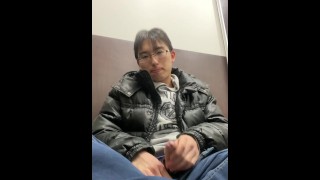 完全着衣エロ コンビニでオナニーする男子高校生 自分のズボンにいっぱい射精しちゃう変態 無修正 顔出し 素人