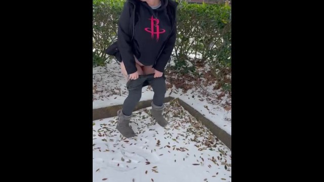 Houston Snowpocalypse 2021- ButtPlugBetty squirts in the snow! 2