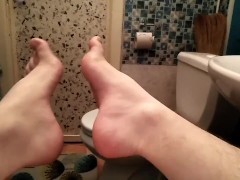 Артем сосет сам себе дрочит ногами лижет ноги в ванной self suck autofellatio self footjob