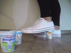 White Converse food crush Jogurt Trailer