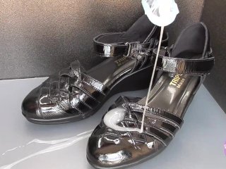 Shoe Fetishism 靴フェチ　黒いサンダルにぶっかける