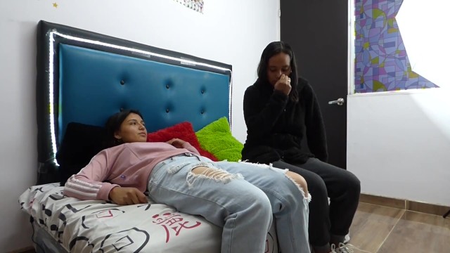 Sommer y Samanta después de un día agotador de trabajo se relajan con una cogida lésbica, teen 18