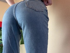 I’m taking off my jeans and twerking my butt