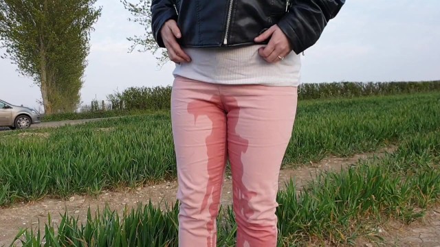 ⭐ Desperate Blonde Girl Wets Her Pink Jeans Outdoors! 19