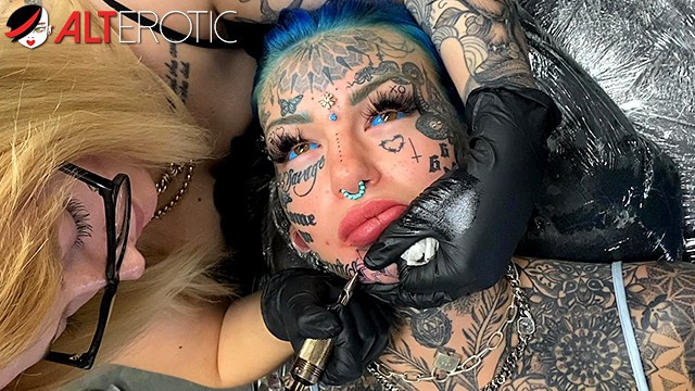 Chin Sex V - Australian Bombshell Amber Luke Gets a new Chin Tattoo - Pornhub.com