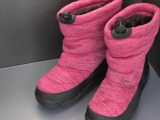 Shoe Fetishism 靴フェチ　ピンクのスノーシューズにぶっかける