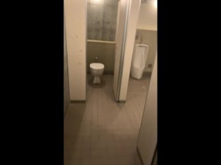 公衆トイレでおしっこのついでにオナニー　外にたくさんの人がいてもしっかりドピュドピュ！