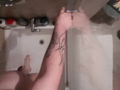 Masturbation sous la douche