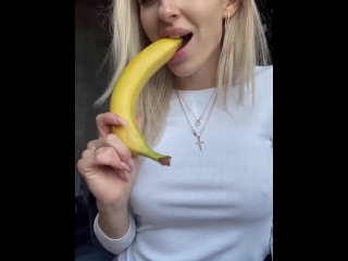 Блондинка С Огромной Грудью Сексуально Ест Банан