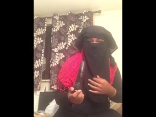 Lonely Hijabi niqabi shaking big ass. Leave comment if you want to see more?