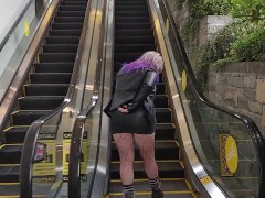 Milf in mini skirt rubs pussy on public escalator tor