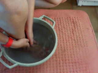 Very dirty feet for Nicoletta so dirty that she washes them in a basin. Do youwant to spy on_her?
