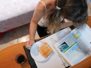 Cum breakfast-toast with milk while I_am reading