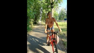Bikini Велосипедистка Показала Сиськи Прямо На Дороге