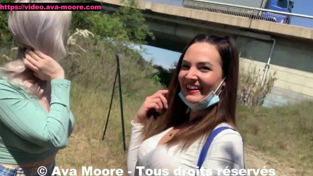 Ava Moore - Extréme Exhib et baise lesbienne avec Jade Latour devant les automobilistes - VLOG PORNO