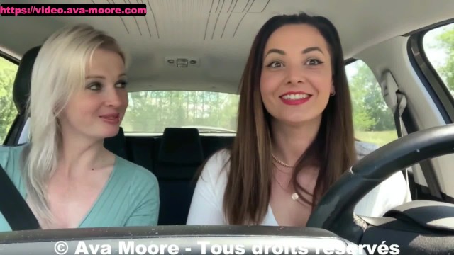 Ava Moore - Extréme Exhib et baise lesbienne avec Jade Latour devant les automobilistes - VLOG PORNO
