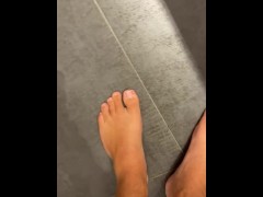 Teen wants feet worshipped