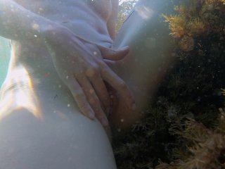 Slim Girl Swims Naked in Sea and Masturbate HerPussy