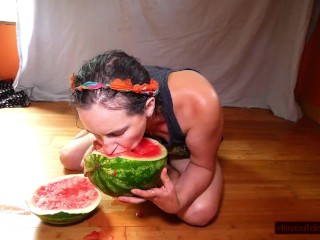 Solo Pussy-loving MILF Licks, Fists, Squirts on WatermelonEats Squirt Messy!